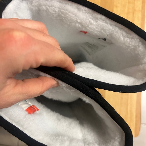 MANITOBAH Gauntlet- Elegant Black Fur Mittens with Embellishment - Picture 4 of 6